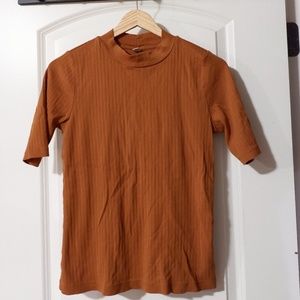 Uniqlo mustard ribbed turtleneck tee